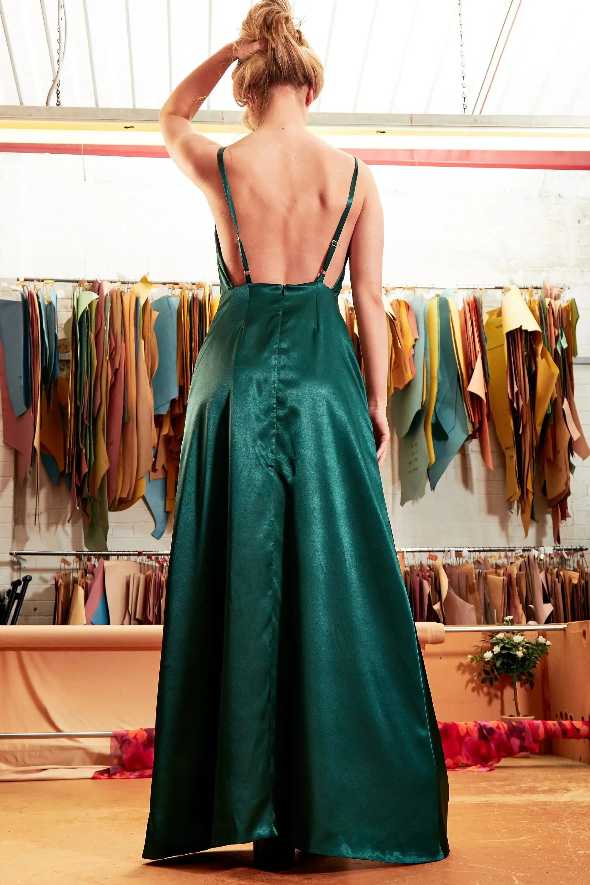 Radiant Emerald Green Backless Evening Dress with Chic High Slit